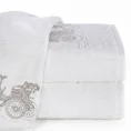 Ręcznik zdobiony haftem z motywem samochodu retro - 70 x 140 cm - kremowy 1