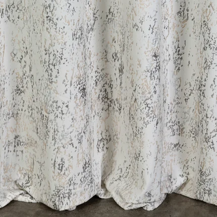 Zasłona MIRELA z miękkiego welwetu z przecieranym wzorem Zasłona MIRELA z miękkiego welwetu z przecieranym wzorem - 140 x 270 cm
