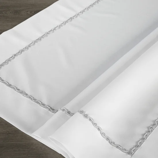 DIVA LINE Obrus zdobiony elegancką listwą oraz srebrną lamówką w eleganckim opakowaniu - 85 x 85 cm - biały