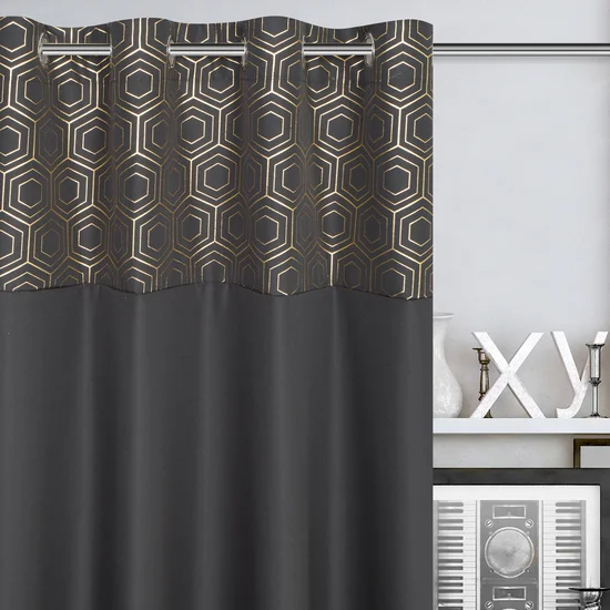 Zasłona DAFNE z gładkiej matowej tkaniny z ozdobnym pasem z geometrycznym złotym nadrukiem w górnej części - 140 x 240 cm - czarny