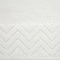 Ręcznik z welwetową bordiurą z wytłaczanym geometrycznym wzorem - 30 x 50 cm - biały 2