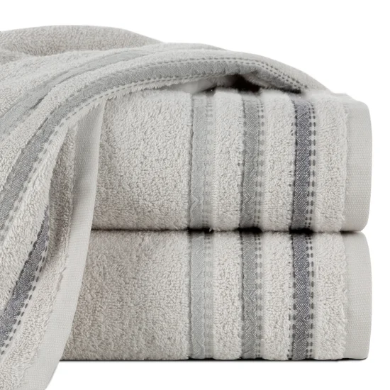 Ręcznik IRENE z puszystej bawełny podkreślony paseczkami - 30 x 50 cm - jasnopopielaty