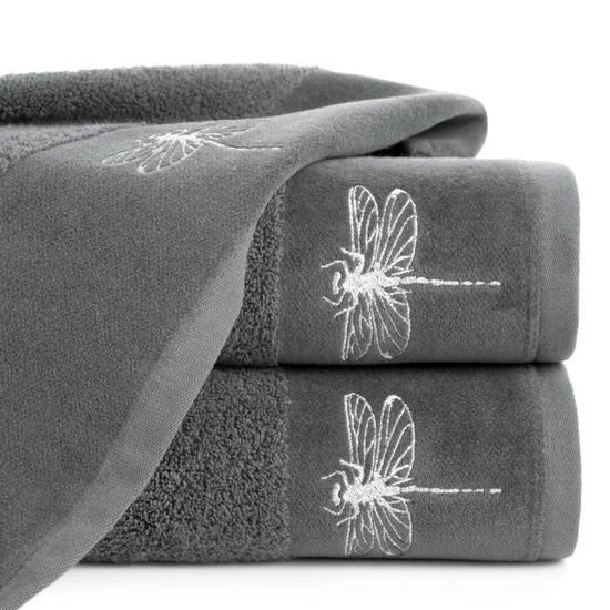 Ręcznik z błyszczącym haftem w kształcie ważki na szenilowej bordiurze - 70 x 140 cm - stalowy