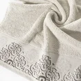 Ręcznik IWONA z żakardową bordiurą w kwiaty - 70 x 140 cm - beżowy 5