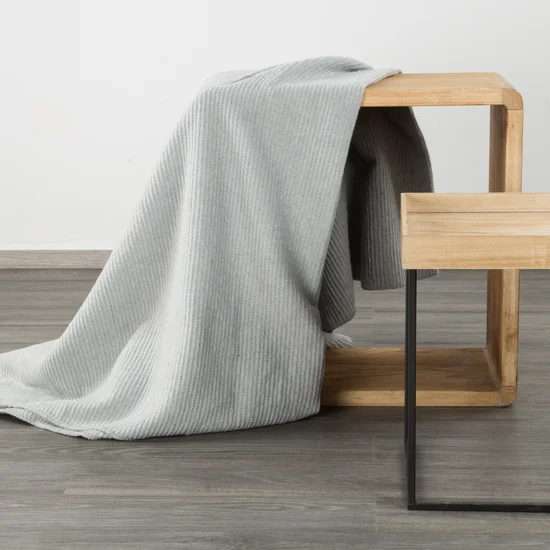 DESIGN 91 Narzuta na fotel-koc AMBER bardzo miękki w dotyku ze strukturalnym wzorem 3D z włókien bawełniano-akrylowych - 70 x 160 cm - srebrny