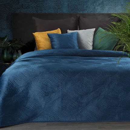 Narzuta z welwetu pikowana metodą tradycyjnego szycia w falujący wzór Narzuta z welwetu pikowana metodą tradycyjnego szycia w falujący wzór - 170 x 210 cm