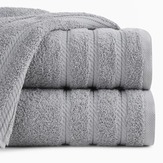 Ręcznik VITO z bawełny podkreślony żakardowymi paskami - 70 x 140 cm - stalowy