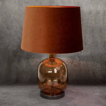 Lampa stołowa HAIDI na podstawie ze szkła z abażurem ze lśniącego welwetu Lampa stołowa HAIDI na podstawie ze szkła z abażurem ze lśniącego welwetu - 32 x 37 x 57 cm