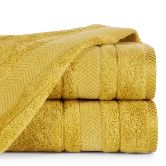 Ręcznik z żakardową bordiurą w geometrycznym stylu - 70 x 140 cm - musztardowy