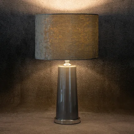 Lampa stołowa MOLY 02 na podstawie z perłowego szkła z błyszczącym welwetowym abażurem Lampa stołowa MOLY 02 na podstawie z perłowego szkła z błyszczącym welwetowym abażurem - 33 x 23 x 57 cm