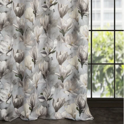 Zasłona zaciemniająca LARI z motywem kwitnących magnolii Zasłona zaciemniająca LARI z motywem kwitnących magnolii - 140 x 250 cm