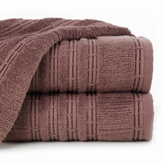Ręcznik ROMEO z bawełny podkreślony bordiurą tkaną  w wypukłe paski - 70 x 140 cm - ciemnoróżowy