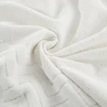 Ręcznik z welwetową bordiurą z wytłaczanym geometrycznym wzorem - 70 x 140 cm - biały 5