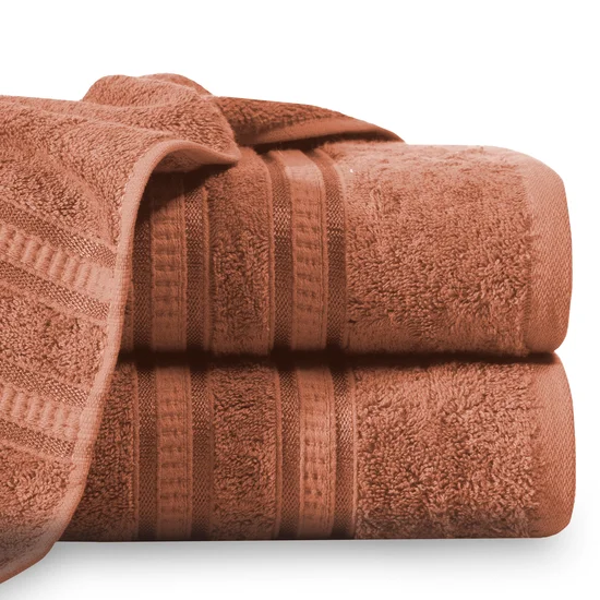 EUROFIRANY PREMIUM Ręcznik MILA  z włókien bambusowych z  bordiurą tkaną w ozdobne pasy 3D - 70 x 140 cm - pomarańczowy