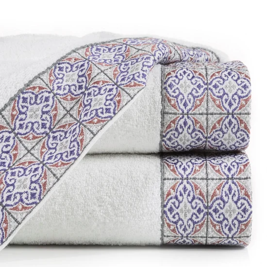 Ręcznik z żakardową bordiurą i geometrycznym wzorem - 70 x 140 cm - kremowy