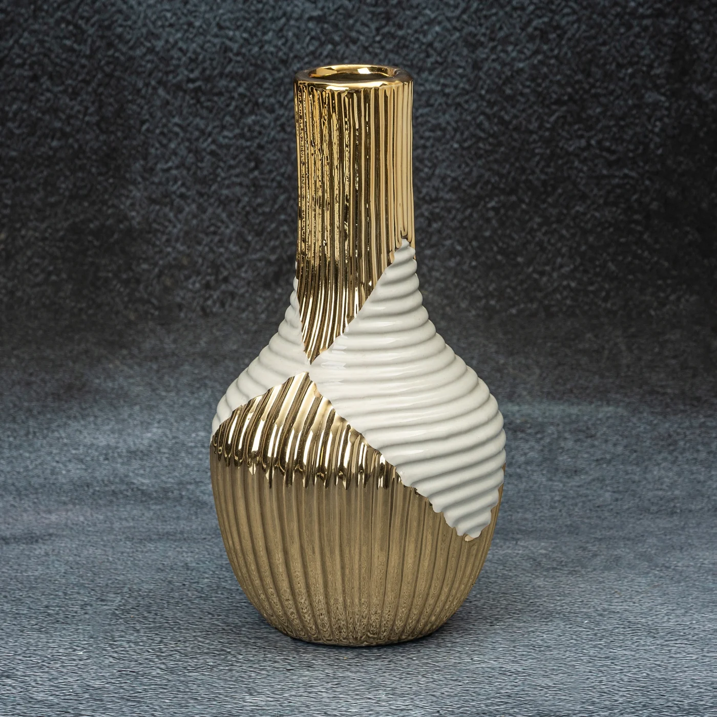 Wazon ceramiczny biało-złoty z geometrycznym wzorem