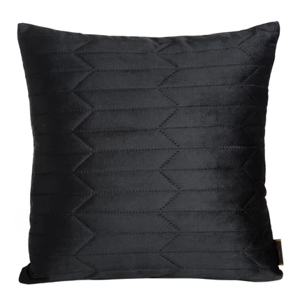 Poszewka z miękkiego i matowego welwetu pikowana metodą hot press w geometryczny wzór Poszewka z miękkiego i matowego welwetu pikowana metodą hot press w geometryczny wzór - 45 x 45 cm