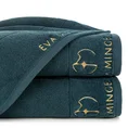 EVA MINGE Ręcznik GAJA z bawełny frotte z welwetową bordiurą i haftem z logo kolekcji - 70 x 140 cm - ciemnozielony 1