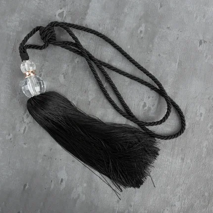 Dekoracyjny sznur IZA do upięć z chwostem z kryształem, styl glamour Dekoracyjny sznur IZA do upięć z chwostem z kryształem, styl glamour - 74 x 35 cm