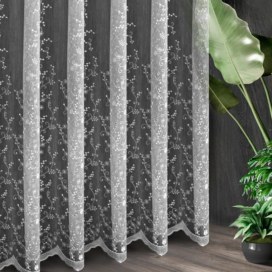 Tkanina firanowa z efektem subtelnego deszczyku zdobiona haftem z roślinnym motywem - 280 cm - biały