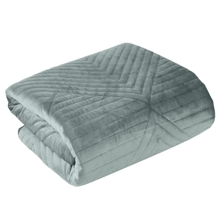 Narzuta SIMONA z miękkiego i matowego welwetu pikowana w jodełkę metodą hot press Narzuta SIMONA z miękkiego i matowego welwetu pikowana w jodełkę metodą hot press - 220 x 240 cm