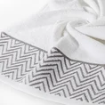 Ręcznik bawełniany z ozdobnym motywem geometrycznym - 70 x 140 cm - biały 5