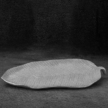Liść - patera dekoracyjna ELDO o drobnym strukturalnym wzorze, srebrna Liść - patera dekoracyjna ELDO o drobnym strukturalnym wzorze, srebrna - 36 x 14 x 3 cm