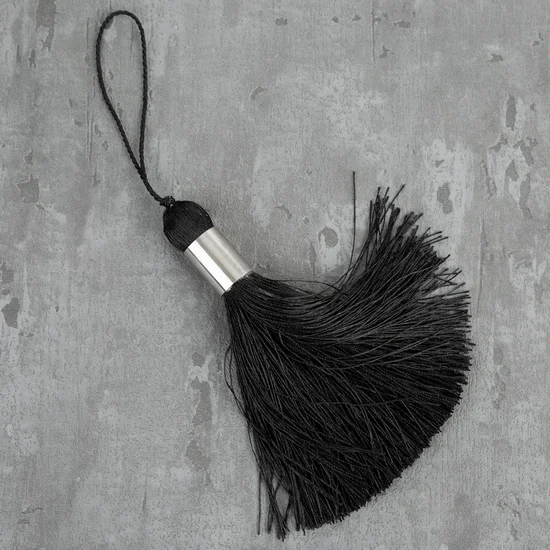 Dekoracyjny sznur MEL do upięć z chwostem z metalową obrączką - 26 x 15 cm - czarny