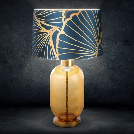 LIMITED COLLECTION Lampa stołowa MUSA 3 z podstawą łączącą szkło i metal oraz welwetowym abażurem ENERGIA GRANATU LIMITED COLLECTION Lampa stołowa MUSA 3 z podstawą łączącą szkło i metal oraz welwetowym abażurem ENERGIA GRANATU - ∅ 40 x 69 cm