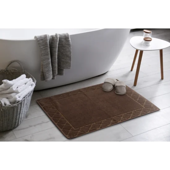 Dywanik łazienkowy MARTHA z bawełny, dobrze chłonący wodę z geometrycznym wzorem wykończony błyszczącą nicią - 50 x 70 cm - brązowy