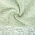 Ręcznik z żakardową bordiurą z groszkami i koronką - 50 x 90 cm - zielony 5