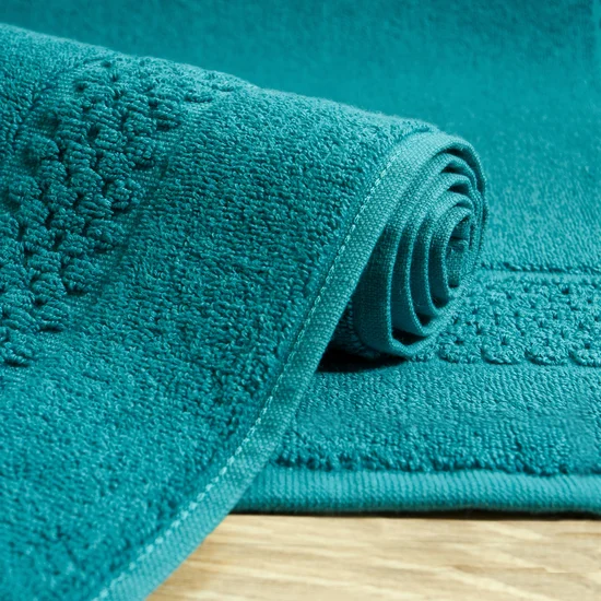Lekki, chłonący wodę dywanik łazienkowy CALEB z bawełny zdobiony pasem wzoru w krateczkę - 50 x 70 cm - turkusowy