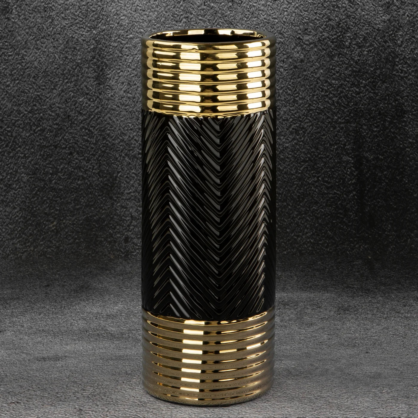 Wazon ceramiczny czarno-złoty z wytłaczanym geometrycznym wzorem