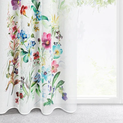 Zasłona SPRING z lekkiej etaminy z barwnym kwiatowym nadrukiem Zasłona SPRING z lekkiej etaminy z barwnym kwiatowym nadrukiem - 140 x 250 cm