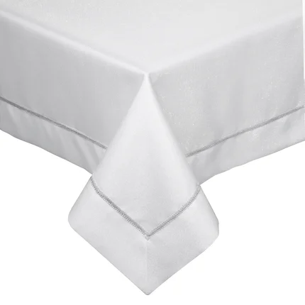 DIVA LINE Obrus z błyszczącej tkaniny zdobiony elegancką listwą oraz srebrną lamówką w eleganckim opakowaniu DIVA LINE Obrus z błyszczącej tkaniny zdobiony elegancką listwą oraz srebrną lamówką w eleganckim opakowaniu - 145 x 400 cm