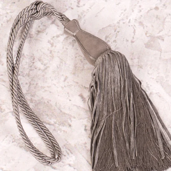 Dekoracyjny sznur do upięć z chwostem z efektownymi frędzlami z tkaniny - dł. 80 cm - stalowy