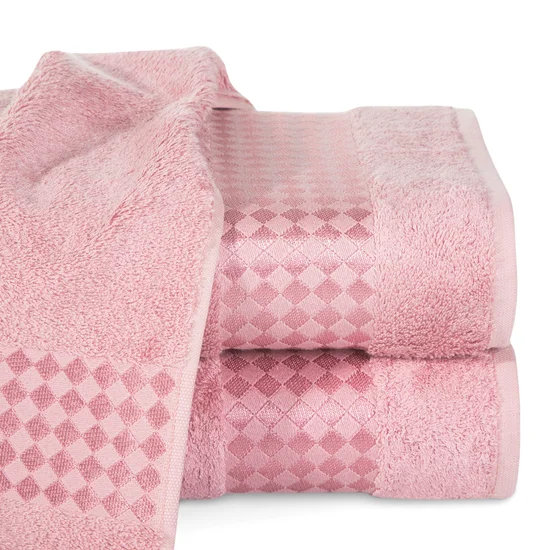 Ręcznik BAMBO02 w kolorze różowym, z domieszką włókien bambusowych, z ozdobną bordiurą z geometrycznym wzorem - 50 x 90 cm - różowy