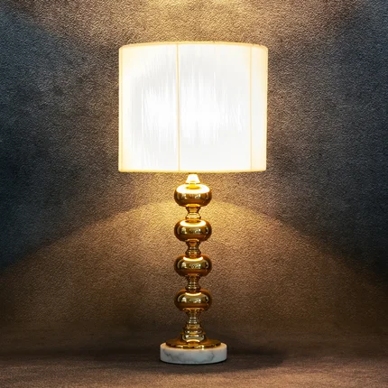 Lampa stołowa DAISY na podstawie z marmuru i metalu z abażurem z matowej tkaniny Lampa stołowa DAISY na podstawie z marmuru i metalu z abażurem z matowej tkaniny - 31 x 26 x 65 cm