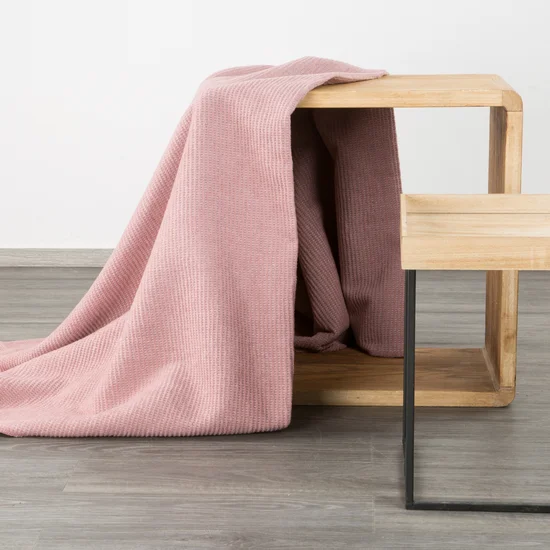 DESIGN 91 Narzuta na fotel-koc AMBER bardzo miękki w dotyku ze strukturalnym wzorem 3D z włókien bawełniano-akrylowych - 70 x 160 cm - pudrowy róż