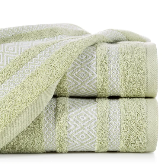 Ręcznik z żakardową bordiurą w romby - 70 x 140 cm - zielony