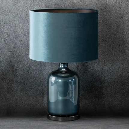Lampa stołowa DEMI na szklanej podstawie ze szkła z abażurem z lśniącego welwetu Lampa stołowa DEMI na szklanej podstawie ze szkła z abażurem z lśniącego welwetu - ∅ 34 x 53 cm