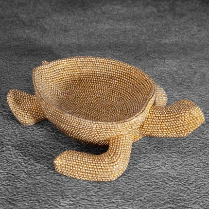 Żółw - figurka dekoracyjna ELDO o drobnym strukturalnym wzorze, złota Żółw - figurka dekoracyjna ELDO o drobnym strukturalnym wzorze, złota - 20 x 9 x 6 cm