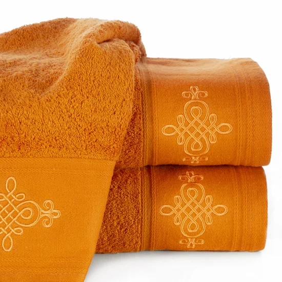 Ręcznik z ornamentowym haftem - 70 x 140 cm - pomarańczowy