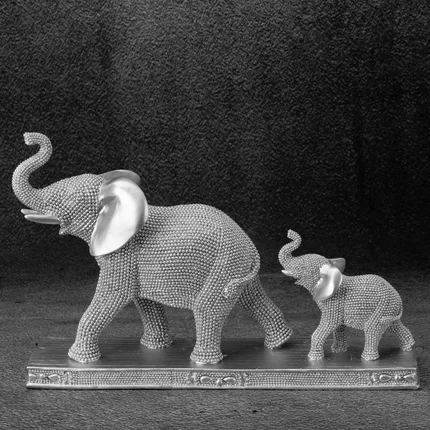 Słonie - figurka dekoracyjna ELDO o drobnym strukturalnym wzorze, srebrna Słonie - figurka dekoracyjna ELDO o drobnym strukturalnym wzorze, srebrna - 36 x 10 x 22 cm