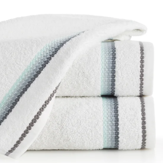 Ręcznik z delikatnym ozdobnym stebnowaniem - 30 x 50 cm - biały