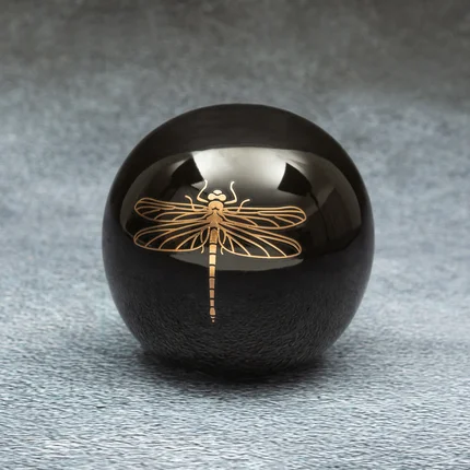 Kula ceramiczna z nadrukiem złotej ważki Kula ceramiczna z nadrukiem złotej ważki - ∅ 9 x 9 cm