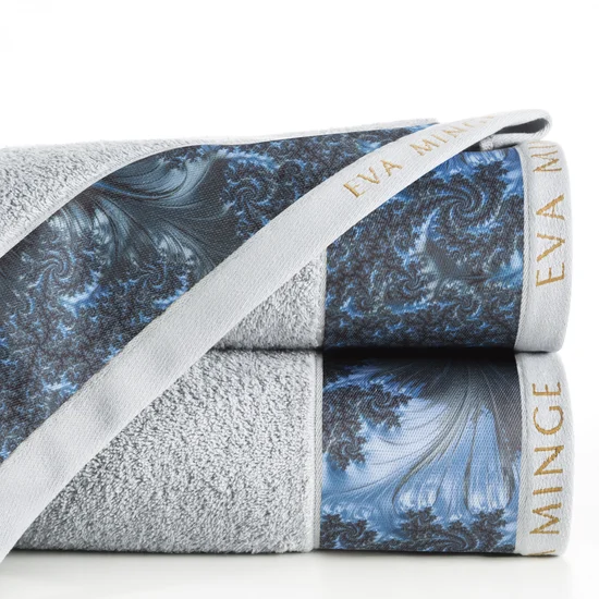 EWA MINGE Ręcznik AISHA  z bordiurą zdobioną designerskim nadrukiem - 50 x 90 cm - srebrny