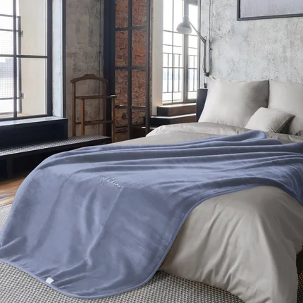Koc CLARA o wysokiej gramaturze z haftowanym logo PIERRE CARDIN Koc CLARA o wysokiej gramaturze z haftowanym logo PIERRE CARDIN - 160 x 220 cm
