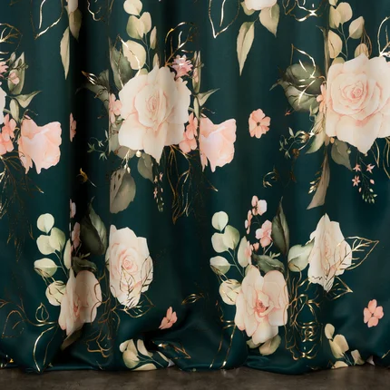 Zasłona ROSE zaciemniająca z motywem róż i złocistym nadrukiem Zasłona ROSE zaciemniająca z motywem róż i złocistym nadrukiem - 135 x 270 cm