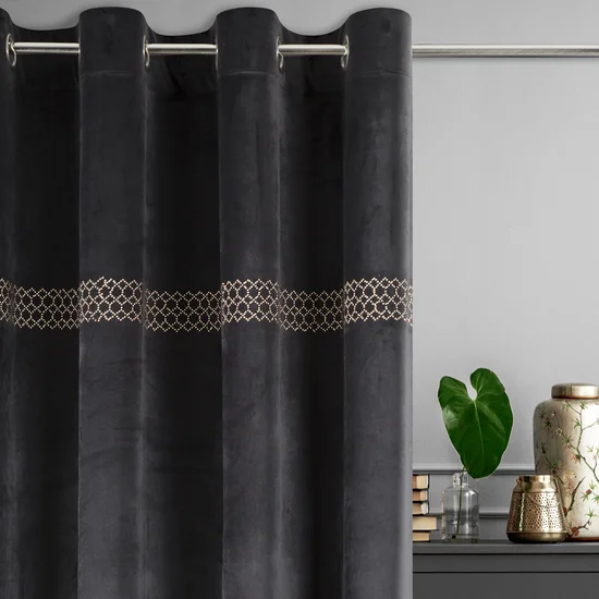 DIVA LINE Zasłona z welwetu zdobiona pasem geometrycznego wzoru z drobnych jasnozłotych dżetów - 140 x 250 cm - czarny